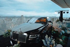 Độc lạ Trung Quốc: Tỷ phú kéo Rolls-Royce Ghost lên penthouse tầng 44... để trưng bày