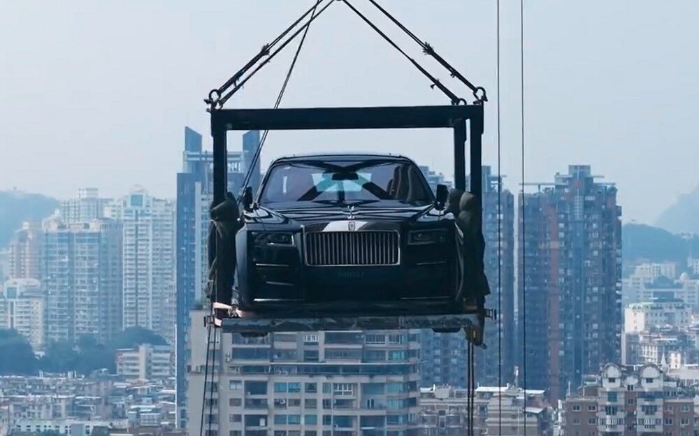 doc-la-trung-quoc--ty-phu-keo-rolls-royce-ghost-len-penthouse-tang-44-de-trung-bay_64bf42439433a.jpg