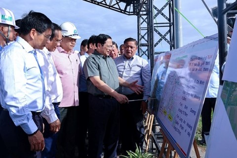 Thủ tướng Phạm Minh Chính kiểm tra dự án đường Vành đai 3 TP.HCM qua Long An