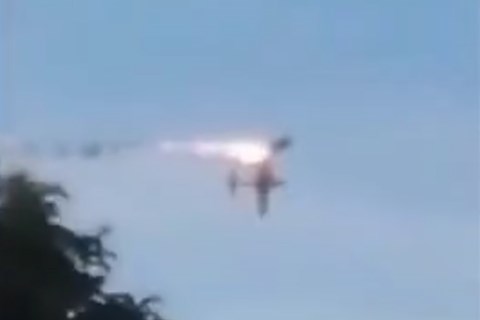 Cận cảnh 2 máy bay quân sự va chạm rồi bốc cháy trên không