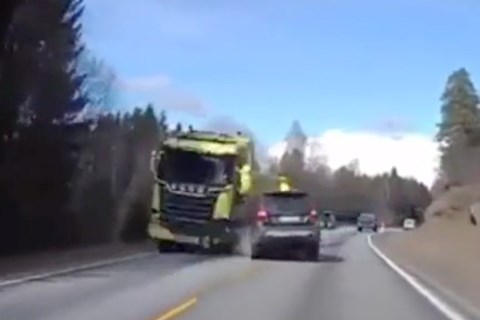 Volvo mất lái lao sang làn ngược chiều bị xe tải đâm trực diện