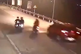 Xe gắn máy vượt ẩu gây tai nạn liên hoàn
