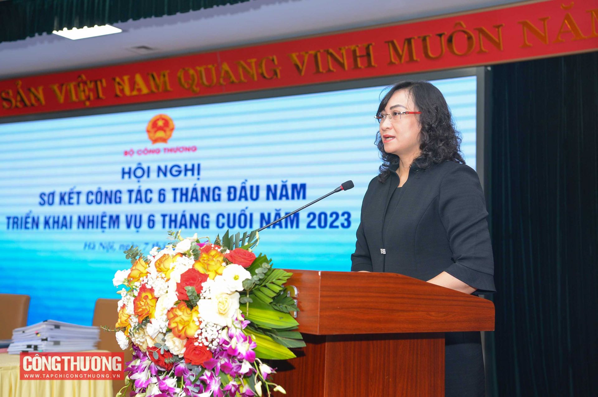 Thứ trưởng Bộ Công Thương Phan Thị Thắng báo cáo tóm tắt tại Hội nghị