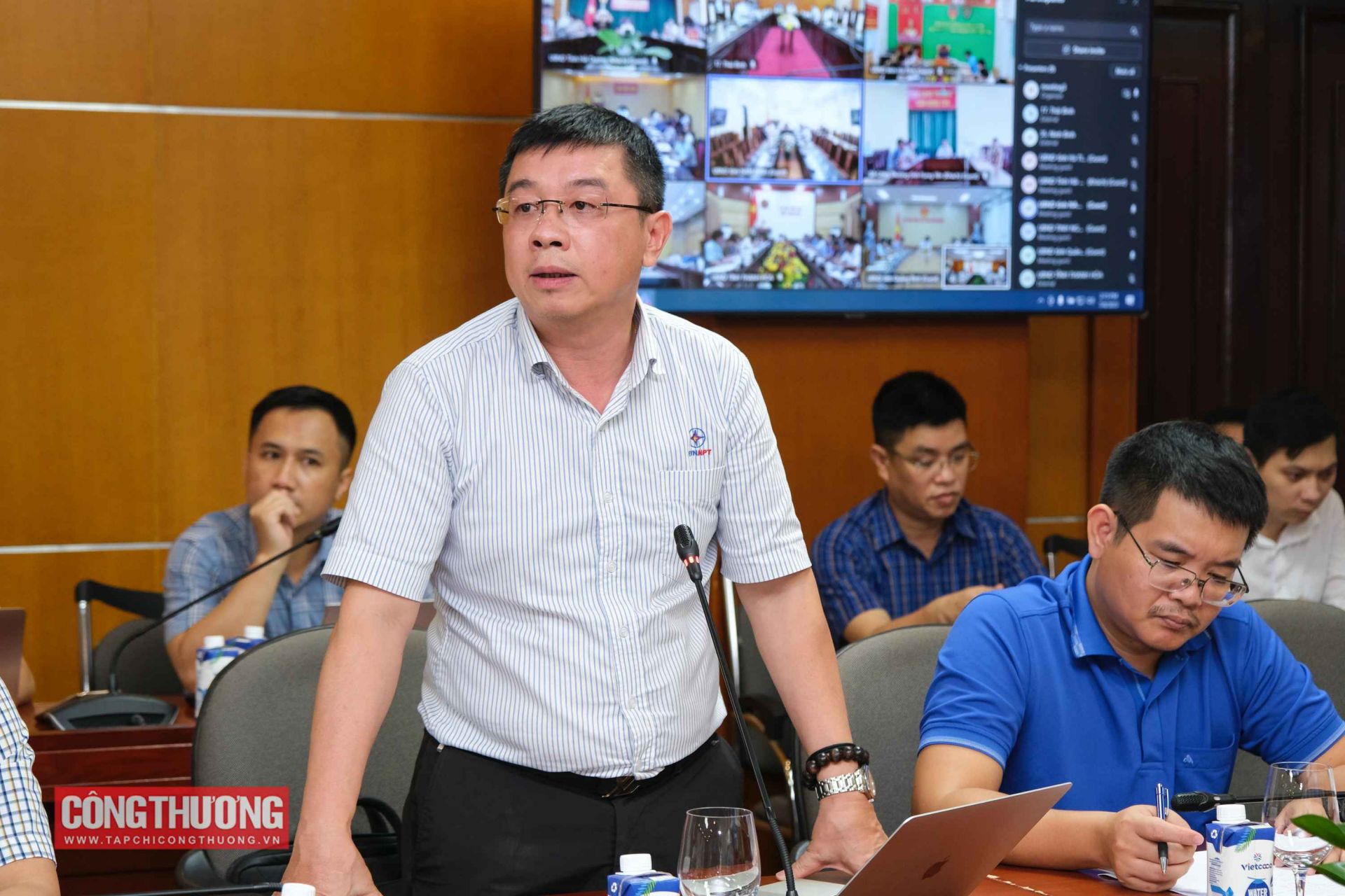 Tổng Giám đốc EVNNPT Phạm Lê Phú báo cáo tại cuộc họp