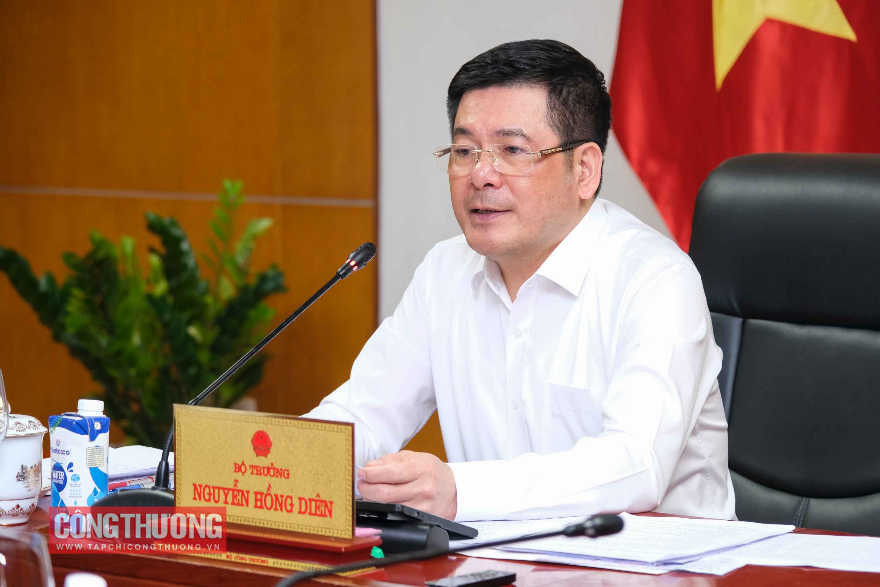 Bộ trưởng Bộ Công Thương Nguyễn Hồng Diên phát biểu tại cuộc họp