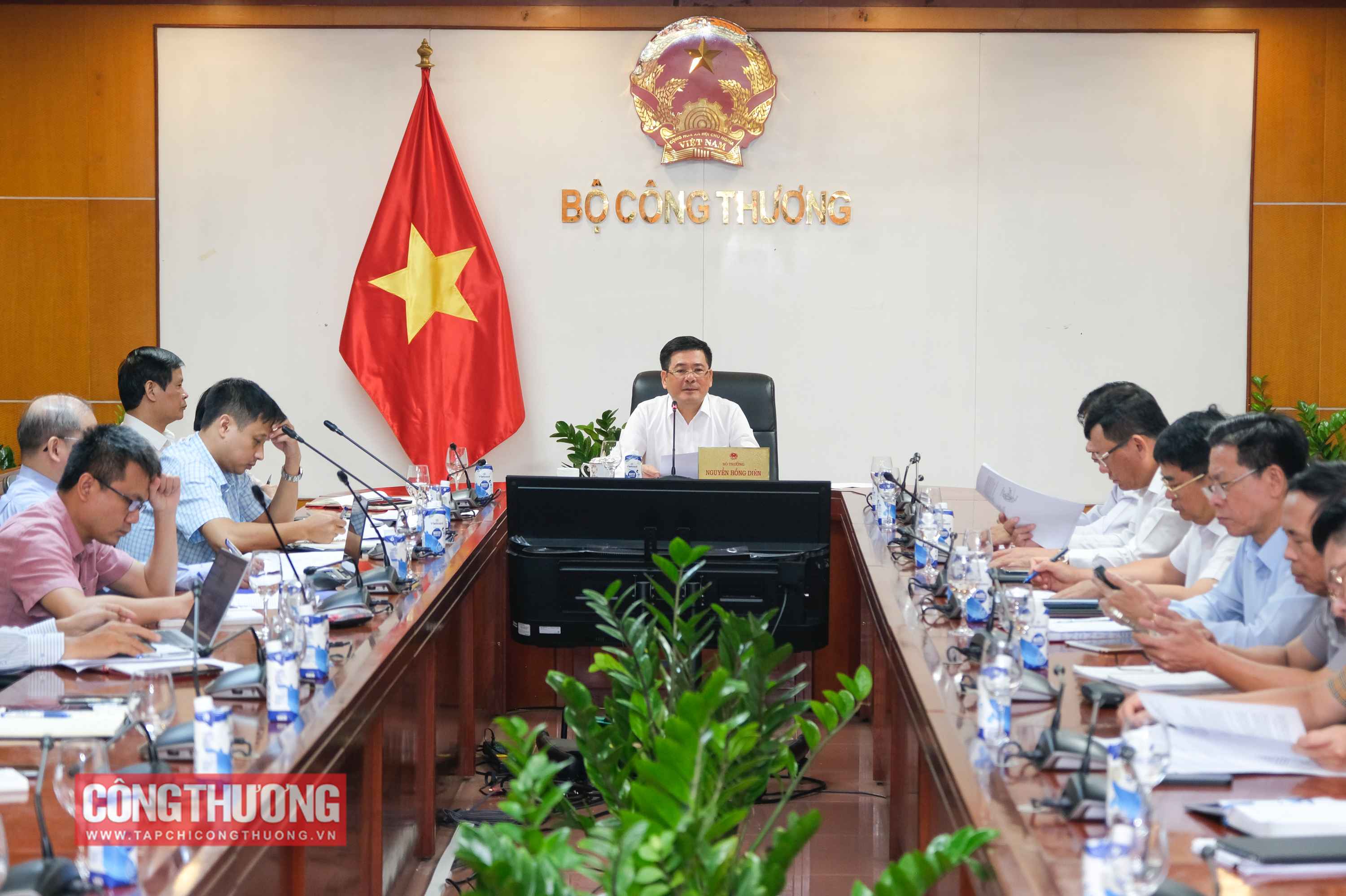 Bộ trưởng Nguyễn Hồng Diên đề nghị các bên liên quan thường xuyên báo cáo, tổng hợp tiến độ thực hiện các dự án điện khí LNG để kịp thời đôn đốc, đẩy nhanh tiến độ