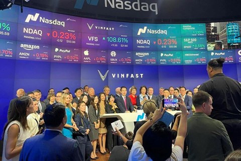 Cổ phiếu VinFast vừa lên sàn Nasdaq đã tăng mạnh, hãng xe điện Việt vượt qua nhiều tên tuổi lớn