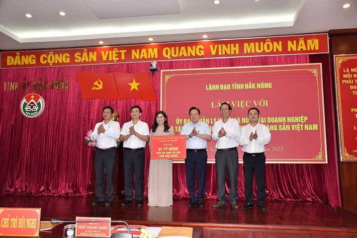 Uỷ ban Quản lý vốn Nhà nước tại doanh nghiệp và TKV đã trao tặng Quỹ an sinh xã hội tỉnh Đắk Nông 2 tỷ đồng.