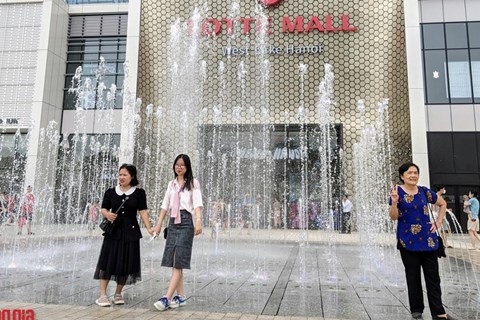 Quang cảnh ngày đầu tiên tổ hợp thương mại Lotte lớn nhất Việt Nam mở cửa cho người dân vào tham quan