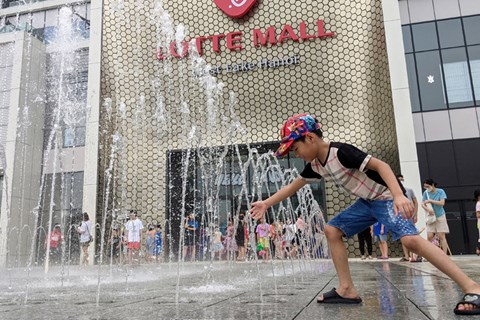 Quang cảnh ngày đầu tiên tổ hợp thương mại Lotte lớn nhất Việt Nam mở cửa cho người dân vào tham quan