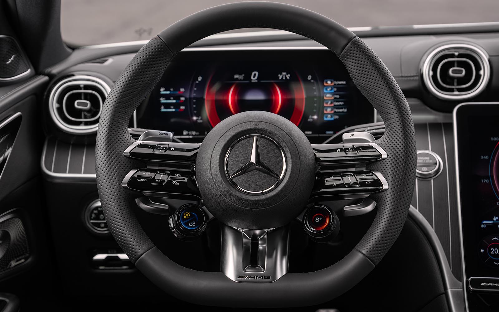 Nội thất không gian nội thất khoang cabin của Mercedes-AMG C43 4Matic 2023 cũng có nhiều đặc trưng
