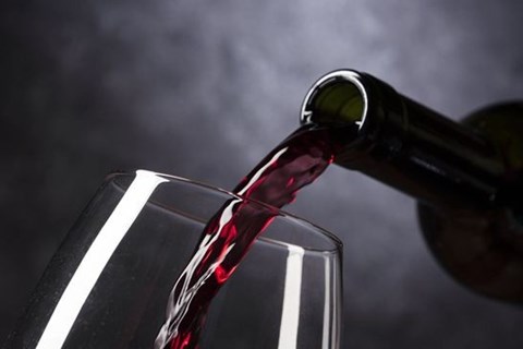Pháp chi hơn 200 triệu USD để tiêu hủy rượu thừa