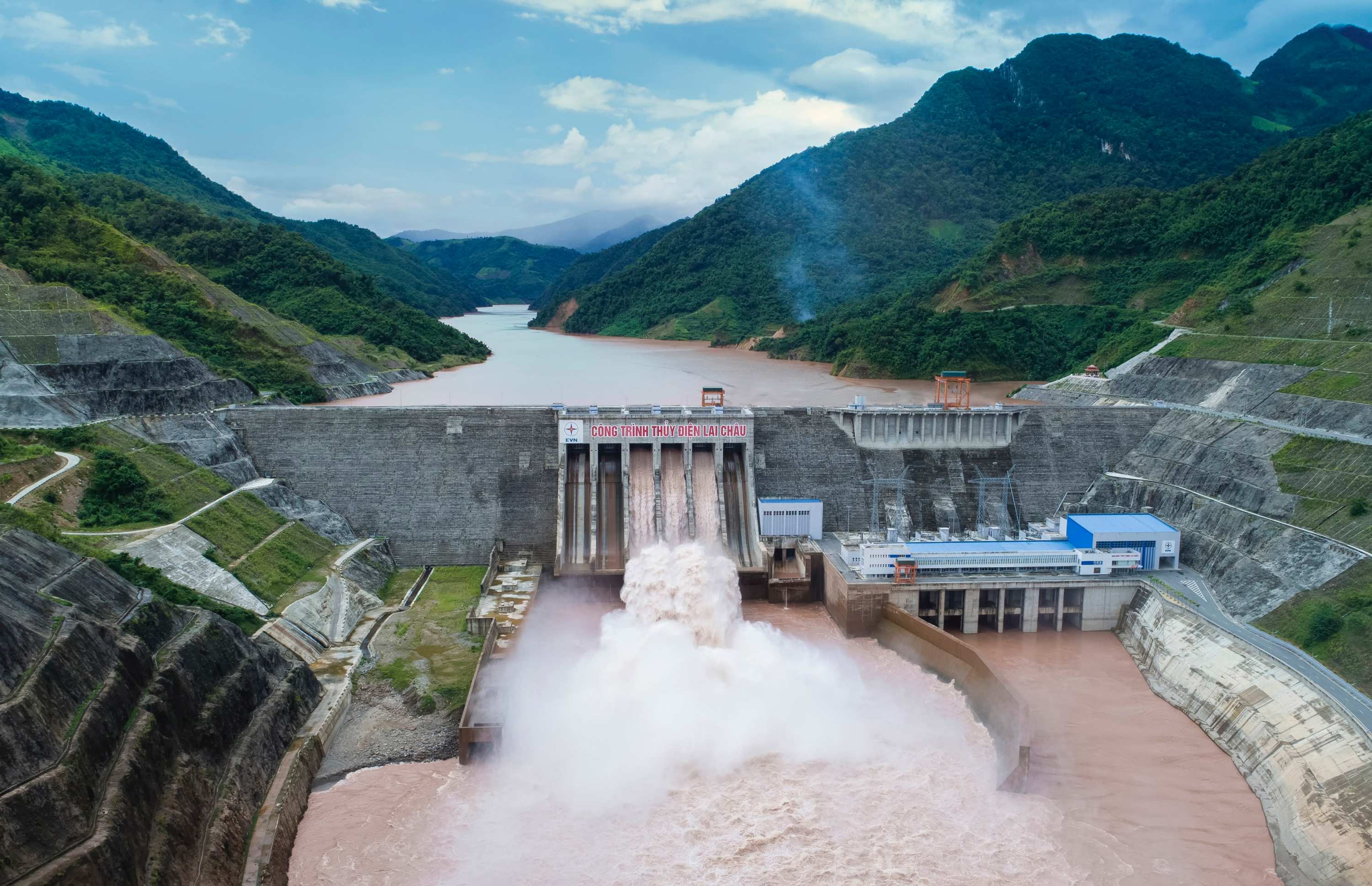 Tính đến ngày 28/8, hồ thủy điện Lai Châu đã xả tràn liên tiếp 22 ngày và chưa có thông báo dừng xả.