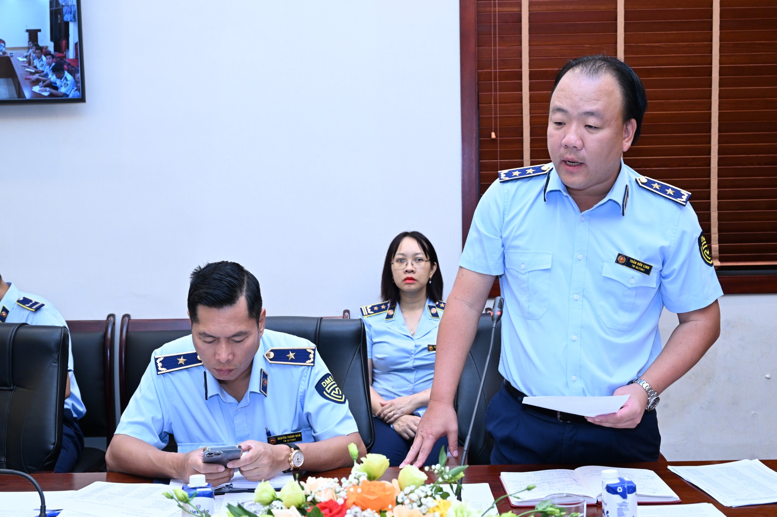 Tổng Cục trưởng Trần Hữu Linh báo cáo với Bộ trưởng, lãnh đạo Bộ Công Thương về công tác quản lý thị trường trong 8 tháng đầu năm