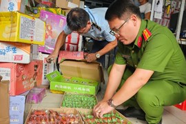QLTT Hà Nội tạm giữ hơn 4.000 sản phẩm thực phẩm nghi nhập lậu