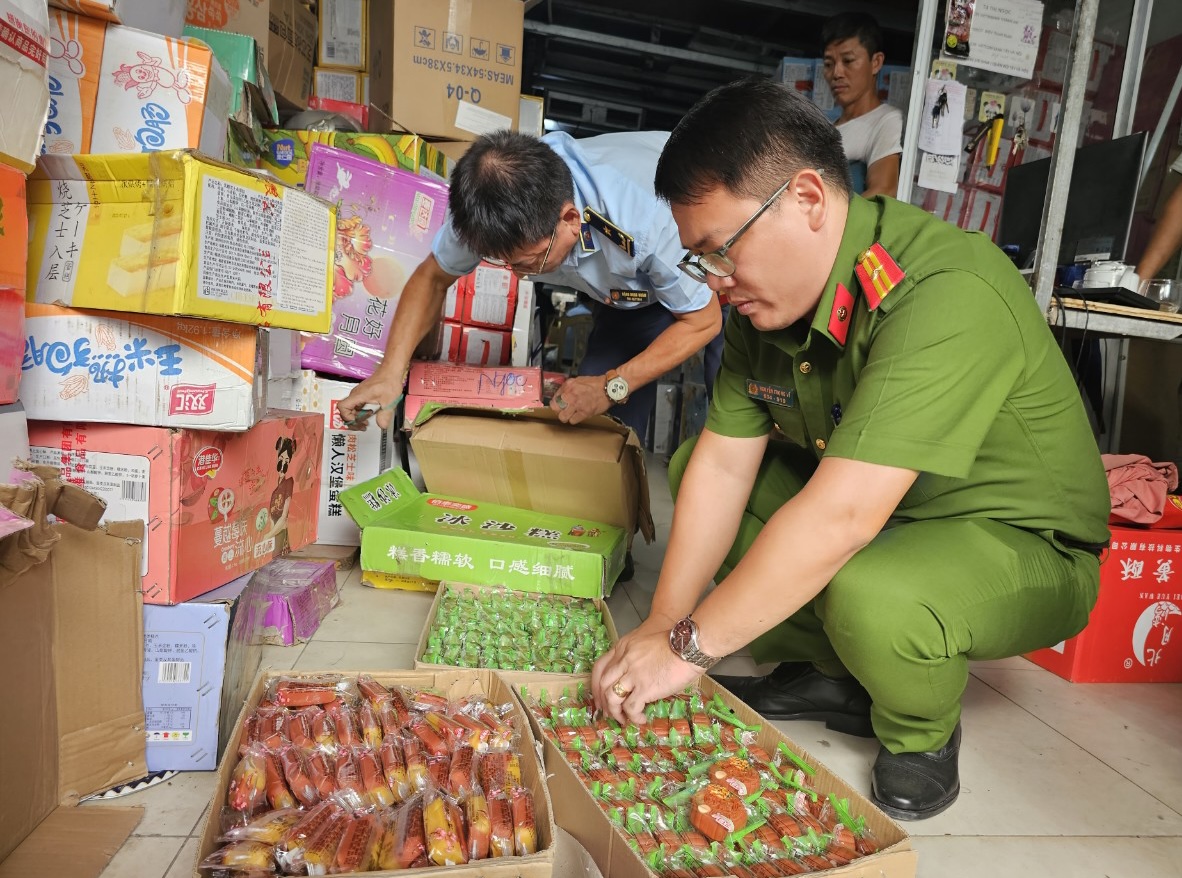 Quản lý thị trường Hà Nội: Tạm giữ hơn 4.000 sản phẩm thực phẩm ghi nhập lậu