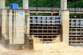 Mực nước hồ thủy điện ngày 5/8: 4 hồ chứa tại Nghệ An thông báo xả 500-1500 m3/s nước qua đập tràn