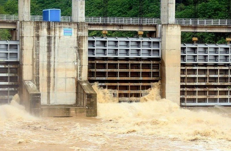 Riêng tại Nghệ An, đã có 4 thủy điện thông báo tiến hành xả nước qua đập tràn trong ngày, với tổng lưu lượng xả dự kiến khoảng 500-1500 m3/s.
