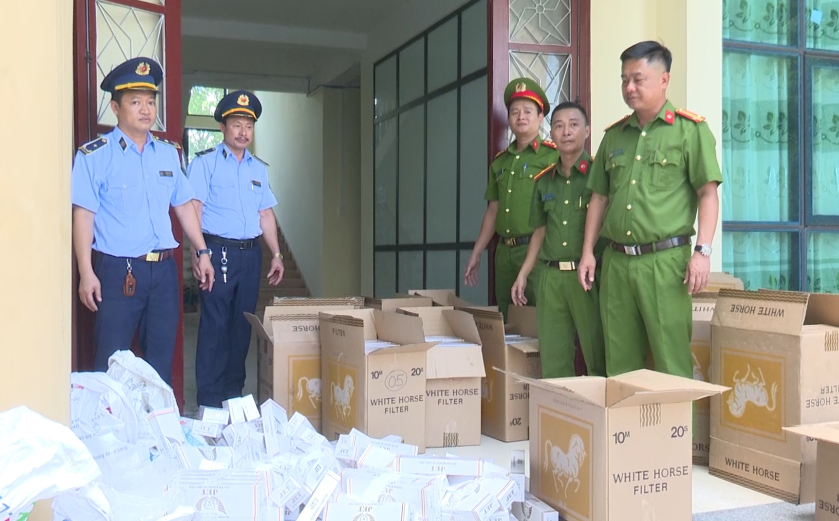 Lực lượng QLTT tỉnh Đồng Tháp phát hiện 03 phương tiện vận chuyển gần 1.900 bao thuốc lá điếu nhập lậu.