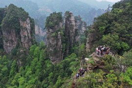 Cơn đau đầu mới của Trung Quốc: Đón quá ít khách du lịch nước ngoài