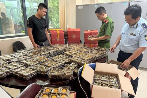 QLTT Hà Nội: Phát hiện, tạm giữ trên 800 chiếc bánh trung thu không rõ nguồn gốc, xuất xứ