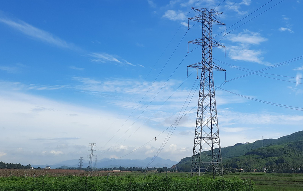 Công trình treo dây mạch 2 đường dây 220 kV Dốc Sỏi - Quảng Ngãi đã chính thức được đóng điện sau thời gian thi công gặp nhiều khó khăn
