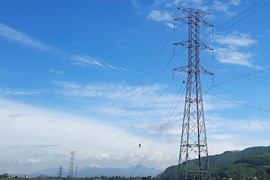 Đóng điện mạch 2 đường dây 220 kV Dốc Sỏi - Quảng Ngãi