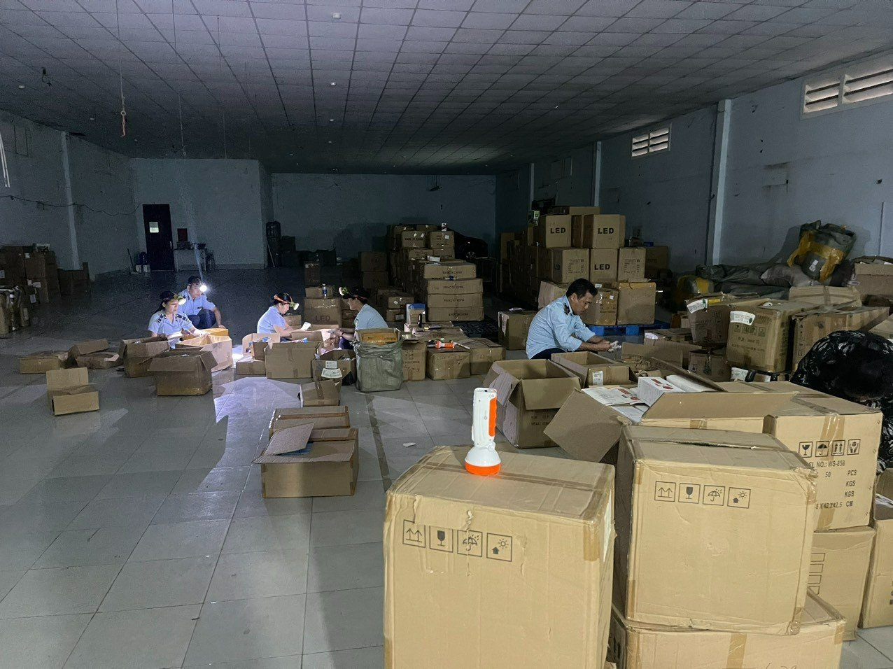 Cục Quản lý thị trường Tây Ninh vừa phát hiện tạm giữ gần 36.000 sản phẩm đồ điện gia dụng nhập lậu