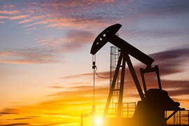 Giá dầu tiếp tục tăng cao do lo ngại về nguồn cung