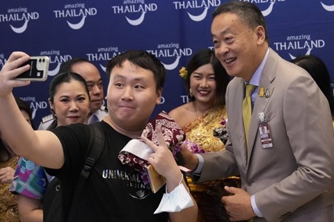 Quốc tế nổi bật: Thủ tướng Thái Lan chào đón khách du lịch tại sân bay