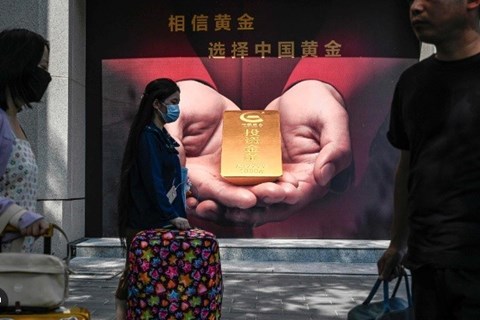Chứng khoán, bất động sản rung lắc, vàng trở thành “hầm trú ẩn” của người Trung Quốc