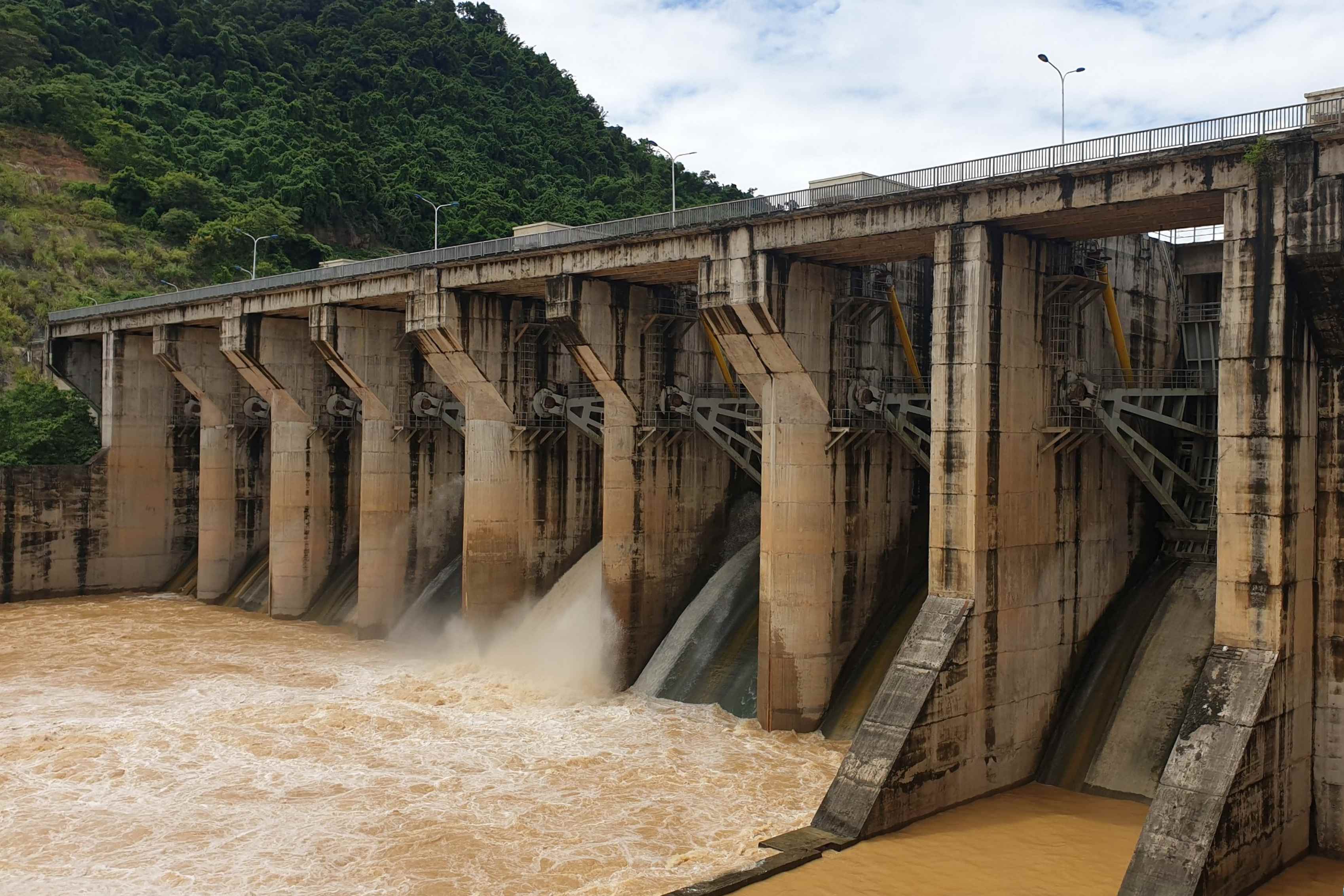 Nhiều hồ thủy điện tại miền Trung đã phải xả tràn để điều tiết hồ chứa khi mưa lớn do ảnh hưởng của áp thấp nhiệt đới khiến mực nước hồ tăng nhanh